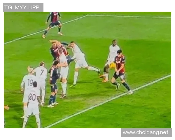 足球明星在比赛中意外撞人引发争议球迷热议事件经过与后果分析